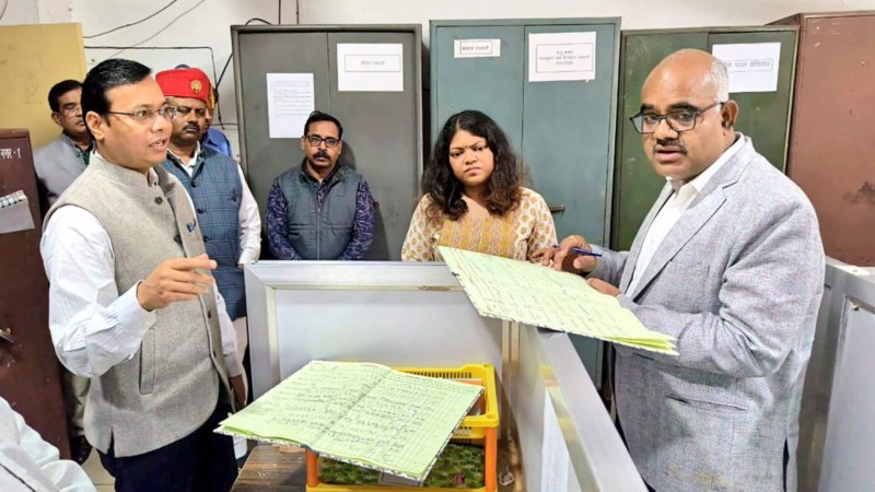 विकास भवन का निरीक्षण करते डीएम