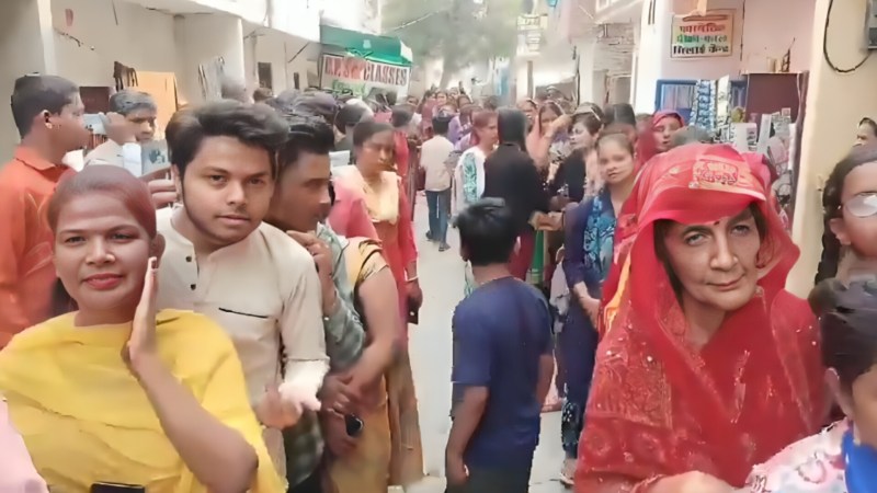 मुफ्त में सोने की कील लेने के लिए उमड़ी भीड़