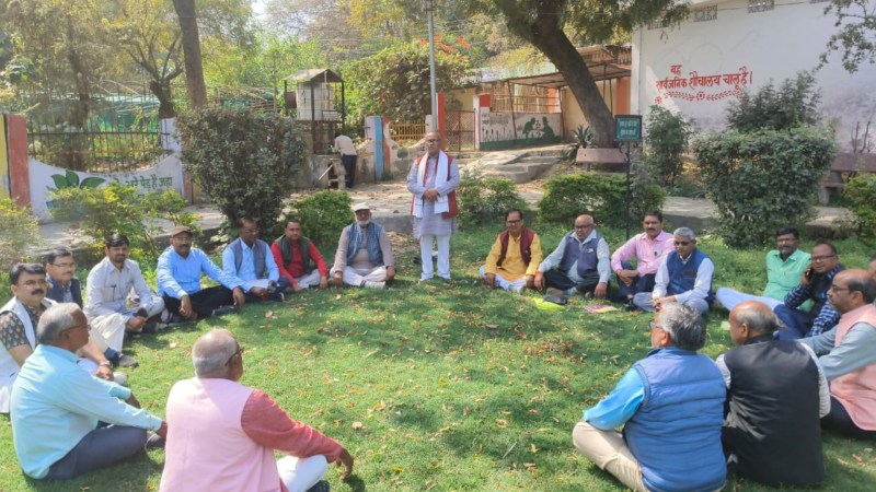 बैठक करते शिक्षक नेता