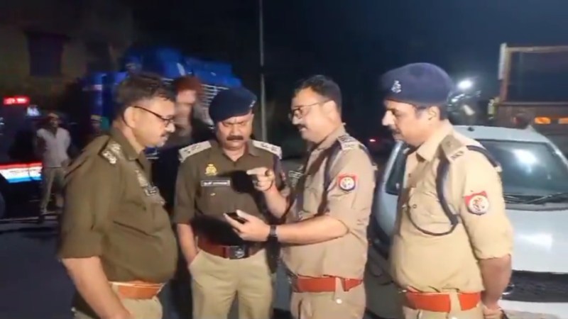 घटनास्थल पर मौजूद पुलिस के अधिकारी