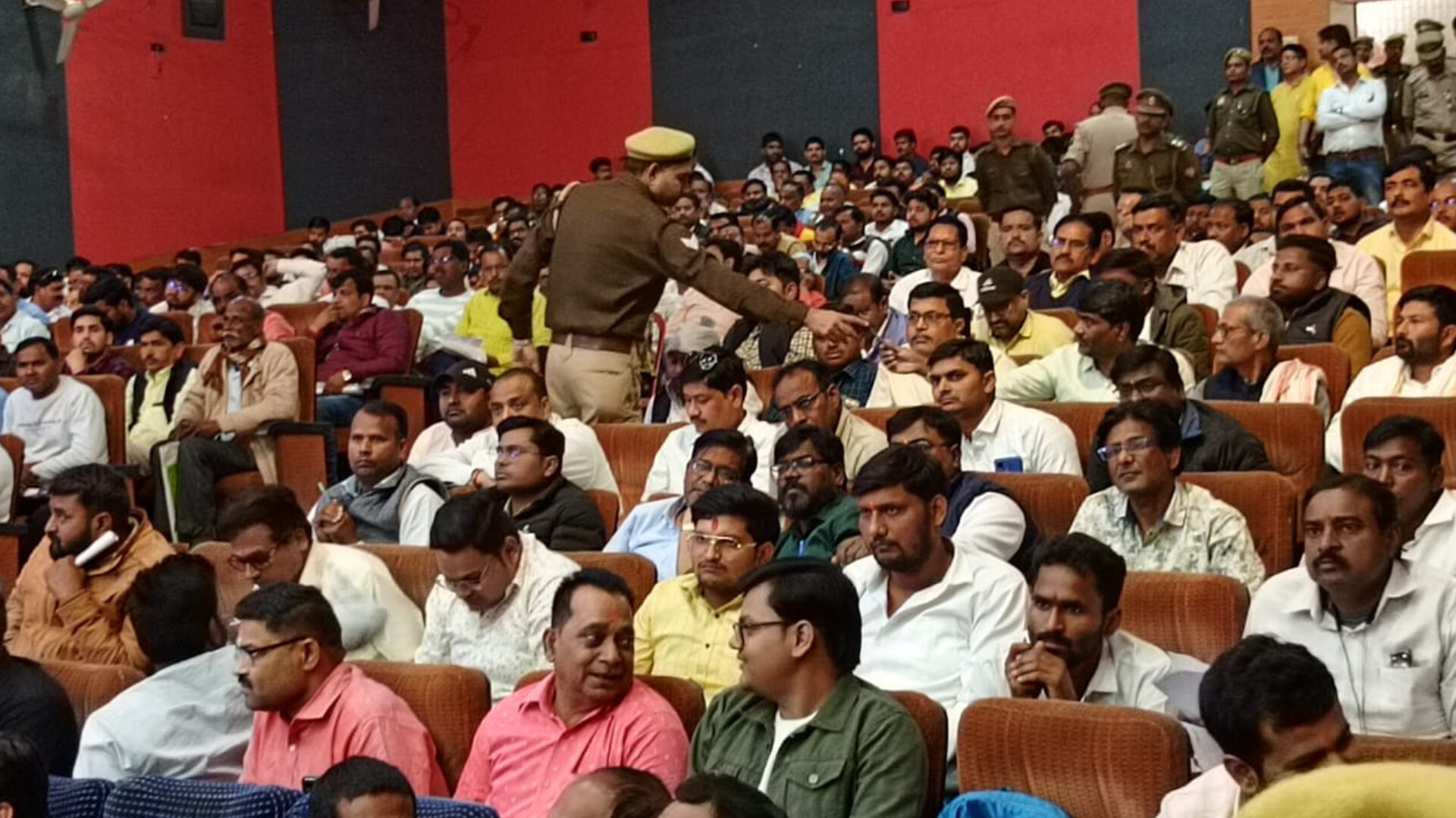 निराला प्रेक्षागृह में उमड़ी आवेदकों की भीड़