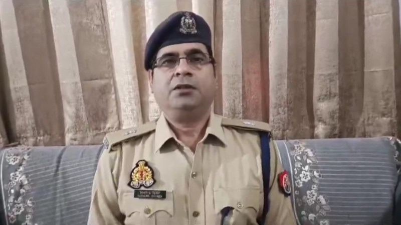 घटना की जानकारी देते अपर पुलिस उपायुक्त पश्चिम विजेंद्र द्विवेदी
