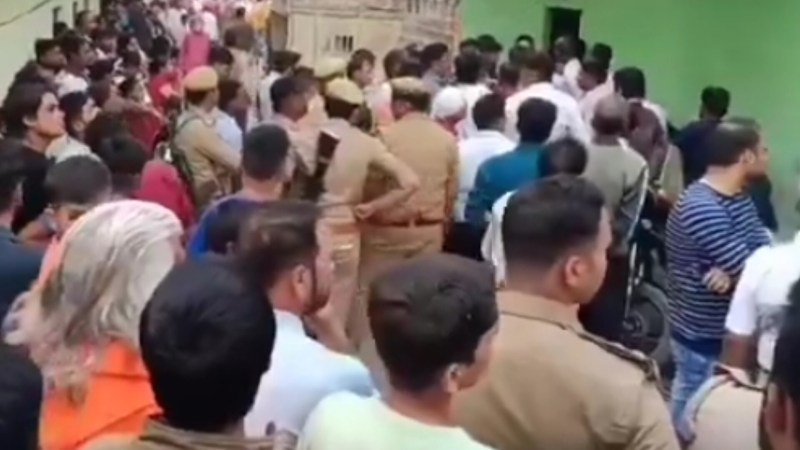 घटनास्थल पर मौजूद पुलिस और भीड़