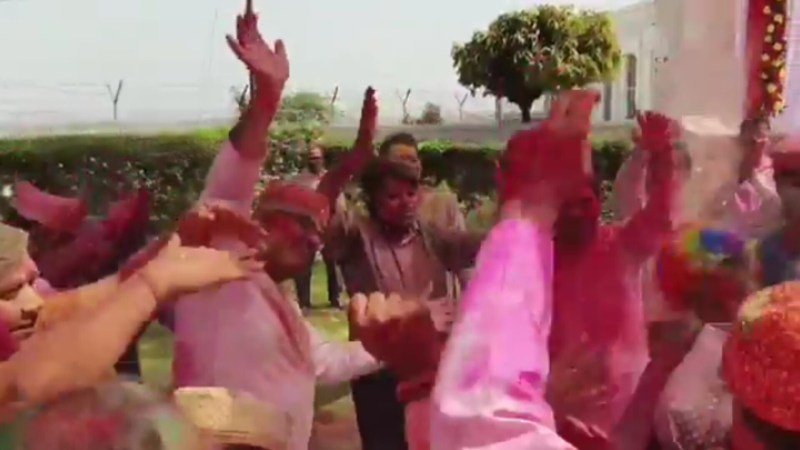 रंग बरसे गाने पर झूमे कानपुर डीएम