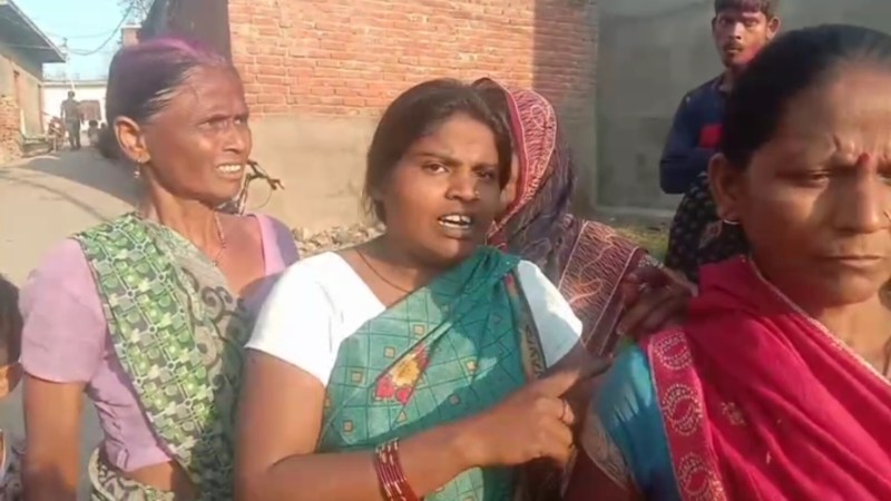 घटना की जानकारी देती महिलाएं