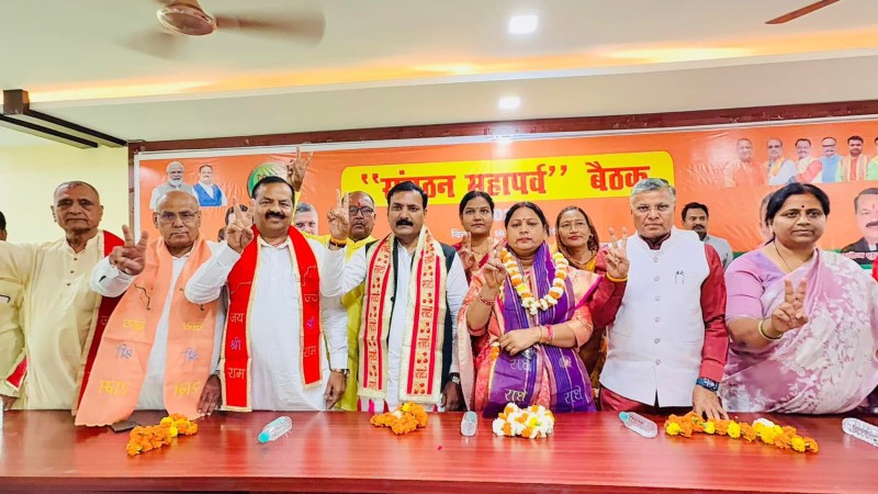 जिलाध्यक्ष का फूल मालाओं से स्वागत किया गया