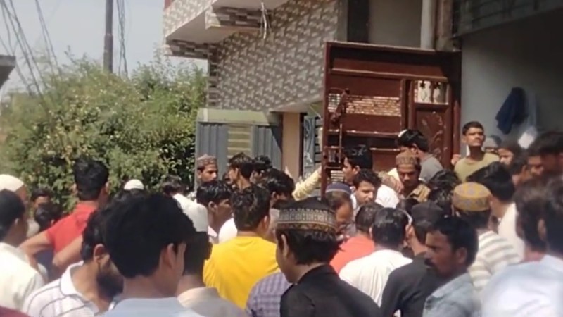 मृतक के घर पर लगी भीड़