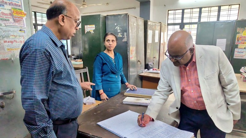 रजिस्टर का निरीक्षण करते डीएम