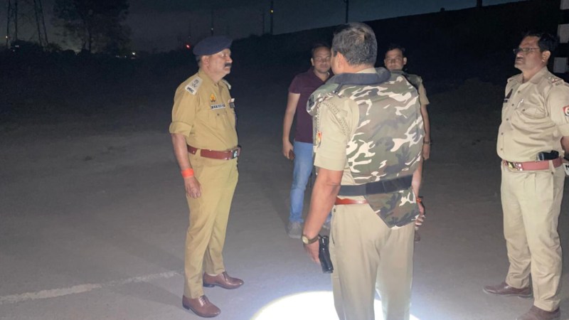 घटनास्थल पर मौजूद पुलिस उपायुक्त पूर्वी एसके सिंह और अन्य