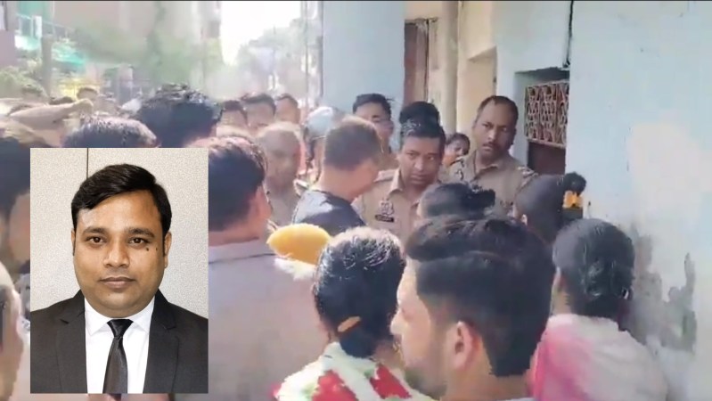 घर के सामने इकट्ठा भीड़, इंसेंट में मृतक वकील की फाइल फोटो