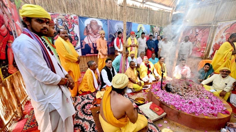 1108 कुंडी यज्ञ में शामिल अखिलेश यादव