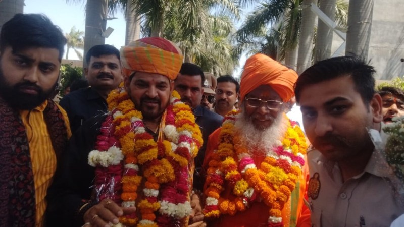 होली मिलन समारोह: सांसद साक्षी महाराज और पूर्व सांसद बृजभूषण सिंह