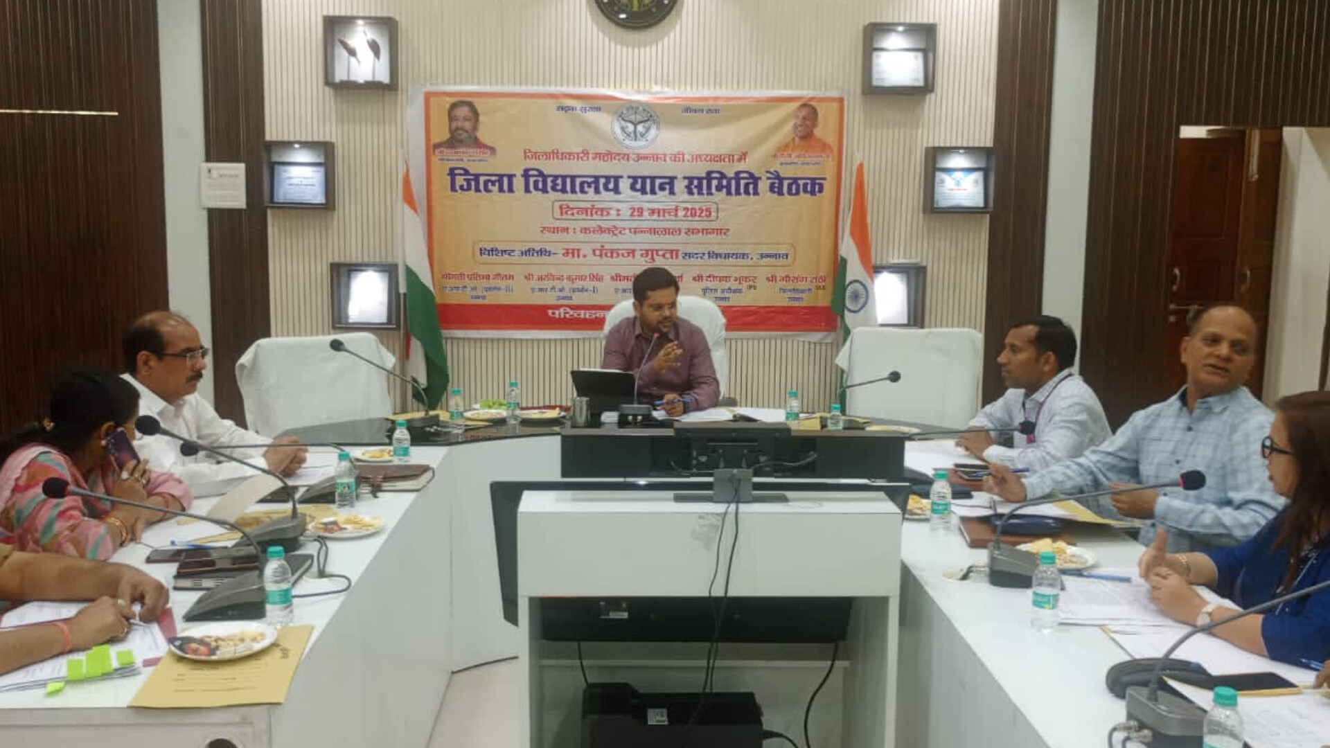 जिला विद्यालय परिवहन यान समिति की बैठक की अध्यक्षता करते जिलाधिकारी गौरांग राठी