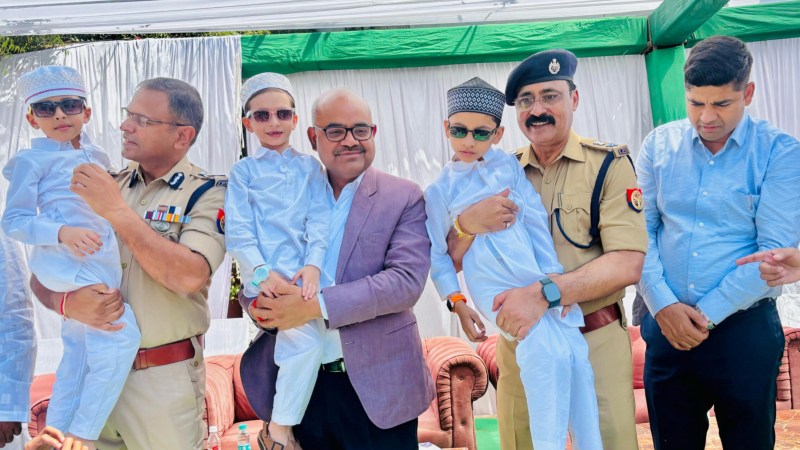 बच्चों को गोद में लिए पुलिस कमिश्नर अखिल कुमार, डीएम जितेंद्र प्रताप सिंह और पुलिस उपाय सेंटर दिनेश त्रिपाठी