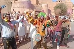 Jaisalmer Holi 2025: स्वर्णनगरी में विदेशी सैलानियों पर चढ़ा होली का रंग, बॉर्डर
पर सजी खुशियों की महफिल - image