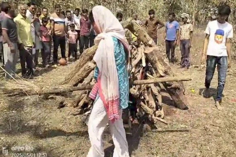 Daughter lit the funeral pyre of her mother