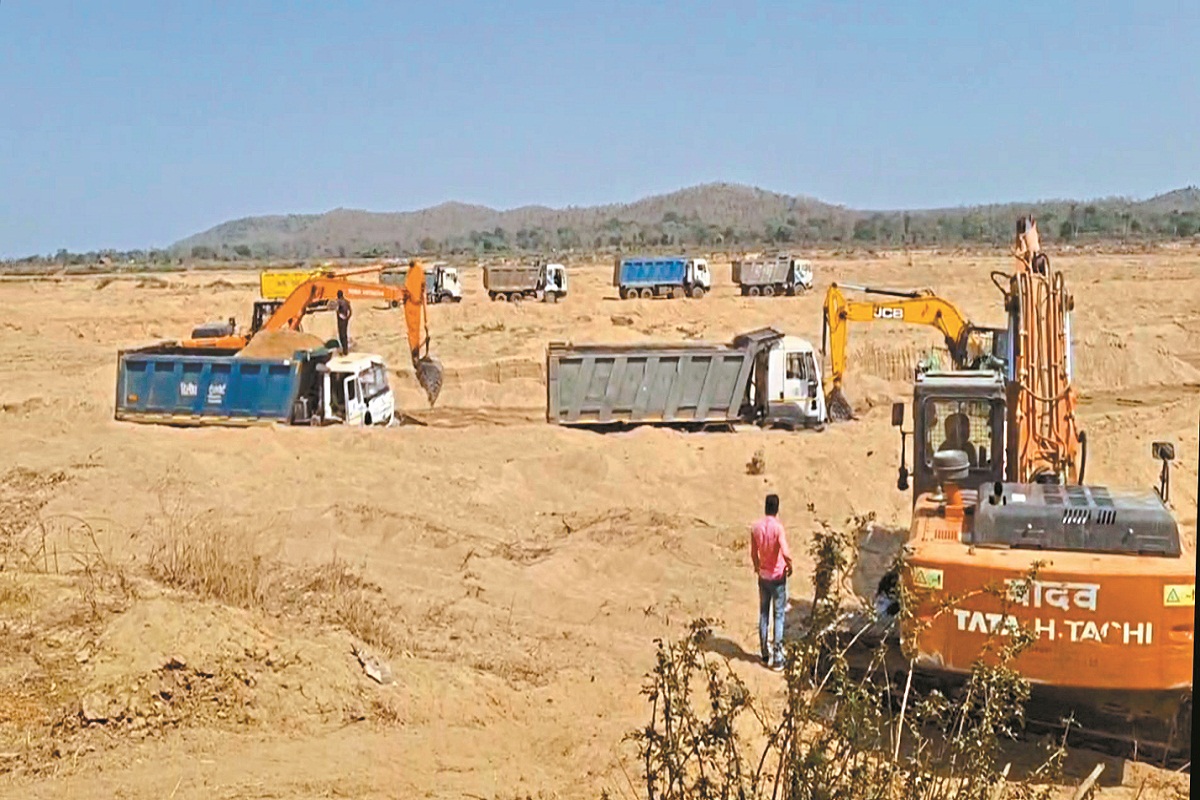 illegal sand mining: भाजपाइयों की सूचना पर खनिज विभाग की बड़ी कार्रवाई, 10 चैन माउंटेन मशीन सहित हाइवा जब्त