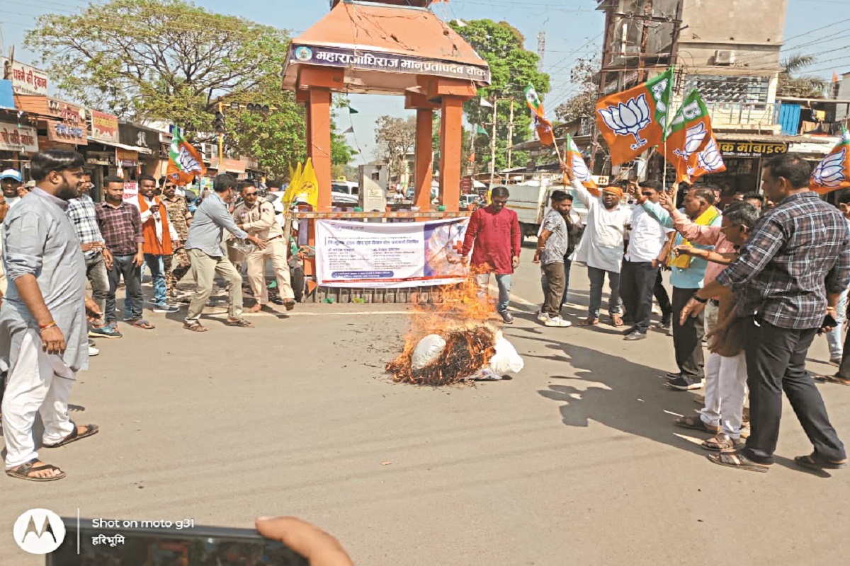 CG News: जनपद पंचायत के सामने कांग्रेसियों ने किया चक्काजाम, सीएम साय का फूंका पुतला, जानें मामला…