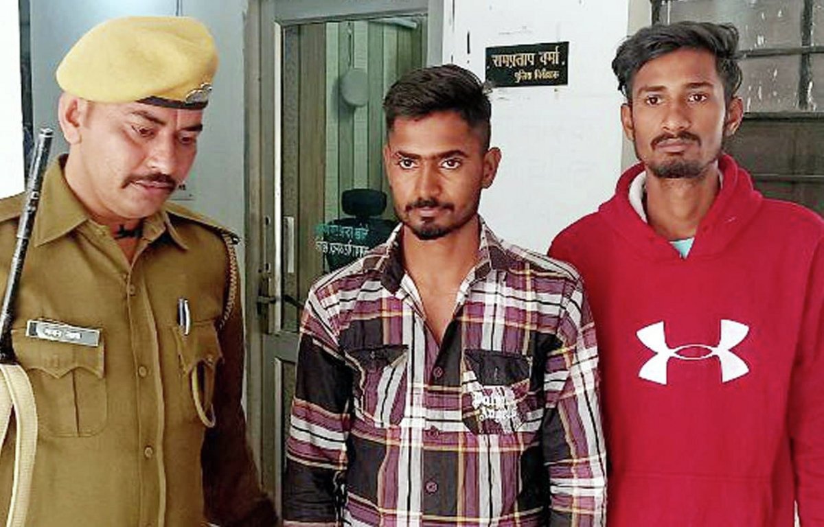 बैंक के बाहर दबोचे दो युवक... महज 750 रुपए में दिला रहे थे लाखों रुपए का लोन!