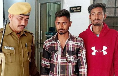 बैंक के बाहर दबोचे दो युवक... महज 750 रुपए में दिला रहे थे लाखों रुपए का लोन!