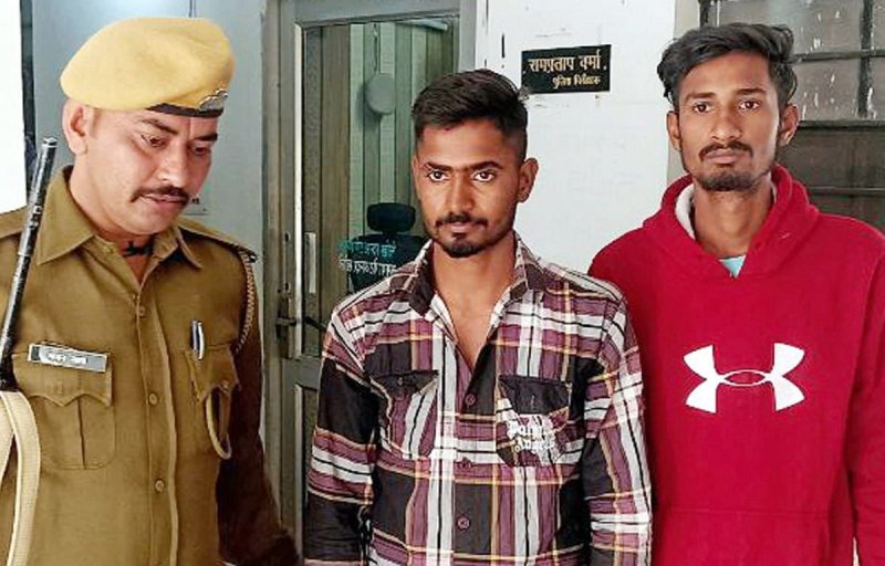 बैंक के बाहर दबोचे दो युवक... महज 750 रुपए में दिला रहे थे लाखों रुपए का लोन!