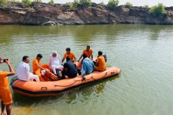 बनास नदी में डूबा युवक: 30 घंटे बाद भी नहीं लगा सुराग, किरोड़ी लाल मीणा ने
संभाला मोर्चा, तलाश में नदी में उतरे - image