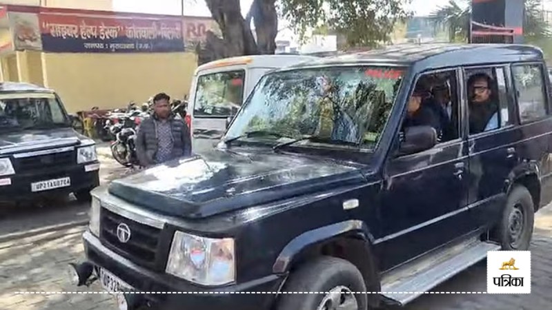 Lineman caught red handed taking bribe in Moradabad