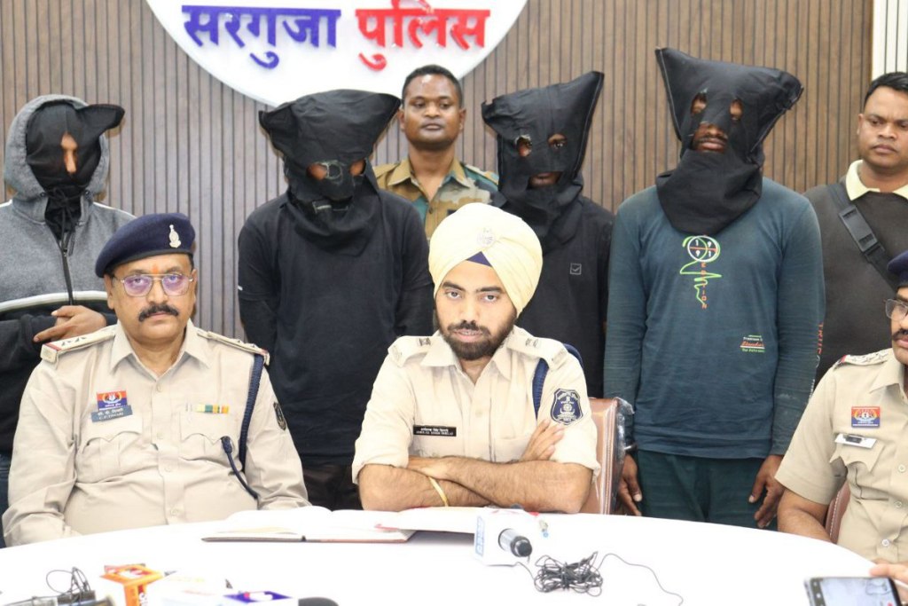 Loot gang arrested: जेल से निकलकर 3 युवकों ने बनाया गिरोह, फिर हथियारों के दम पर कई लोगों को लूटा, पिस्टल-कट्टा समेत 5 गिरफ्तार