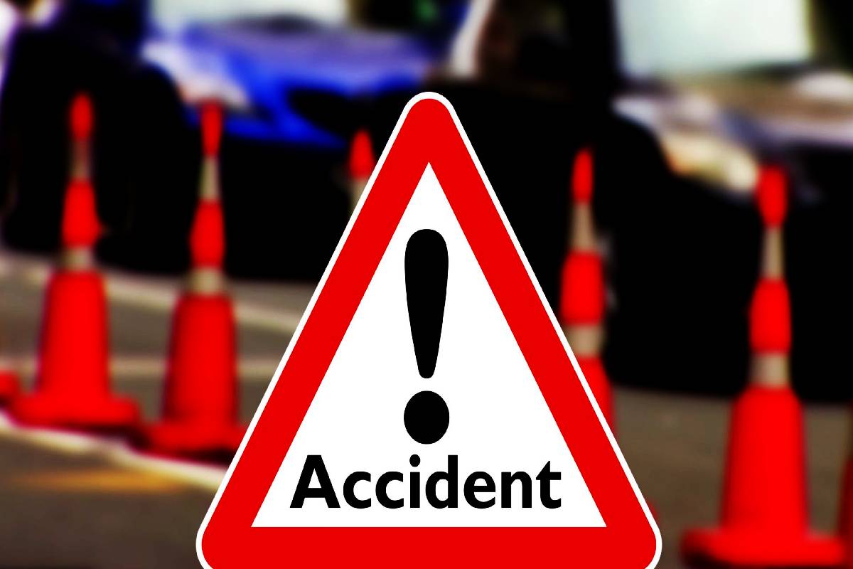 CG Accident News: अनियंत्रित बाइक पेड़ से टकराई, दो की मौत, एक की हालत गंभीर