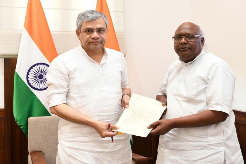 Railway news: अंबिकापुर को राष्ट्रीय रेल नेटवर्क से जोडऩे की मांग, रेल मंत्री अश्विनी वैष्णव से मिले सरगुजा सांसद