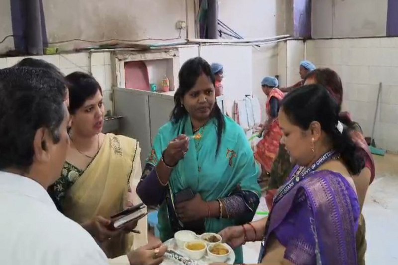 Mayor tasted hospital food: Video: मेयर पहुंचीं मेडिकल कॉलेज अस्पताल के किचन, चखा खाना, बोलीं- बढिय़ा है स्वाद