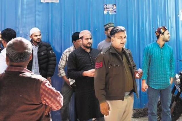 Delhi Mosque Construction Dispute: दिल्ली से पलायन करेंगे हिन्दू परिवार, ब्रह्मपुरी में भड़का मस्जिद निर्माण पर विवाद, जानें पूरा मामला