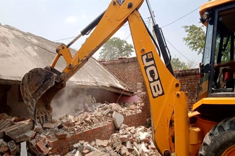 NCR bulldozers Action: 98 हजार वर्ग मीटर में बन रही पांच कॉलोनियों पर गरजा बुलडोजर, मचा हड़कंप