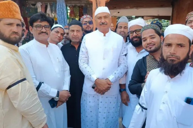 Namaz was read in Jaipur wearing black bands