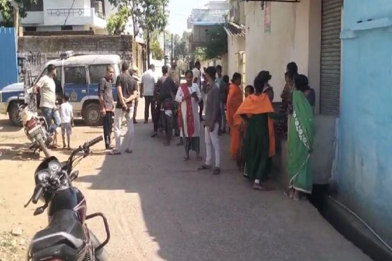 Newborn body: Video: नवजात का शव बाल्टी में रखकर 2 युवतियां हो गईं फरार! सुबह किराएदारों की पड़ी नजर तो रह गए सन्न- देखें वीडियो