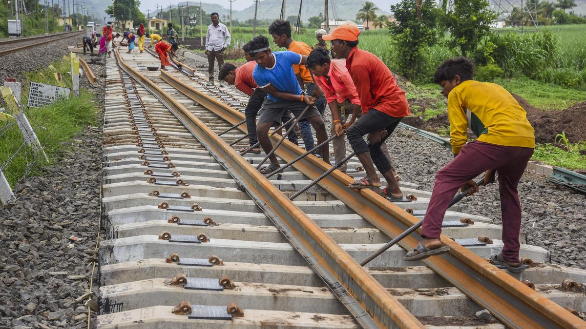 यूपी के इस जिले की नई रेल लाइन से लाखों लोगों को मिलेगा लाभ, 29 गांवों से होगी
जमीन अधिग्रहण