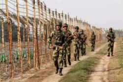 चेतावनी के बाद भी नहीं माना पाकिस्तान तो BSF ने ईंट का जवाब दिया पत्थर से, फिर
पाक ने बंकर खुद ही कर दिया नेस्तनाबूद - image