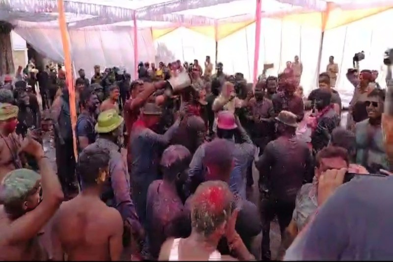 लखनऊ पुलिस लाइन में होली का धमाल: पुलिसकर्मियों ने जमकर खेली रंगों की होली