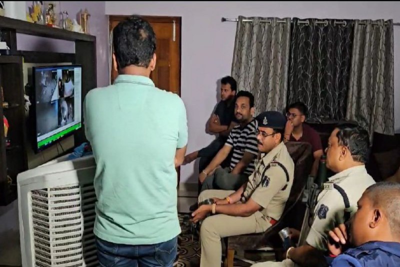 Loot gang captured in CCTV: Video: राइस मिल व ईंट व्यवसायी के घर घुसे कट्टे से लैस 4 नकाबपोश, सीसीटीवी में कैद हुई वारदात