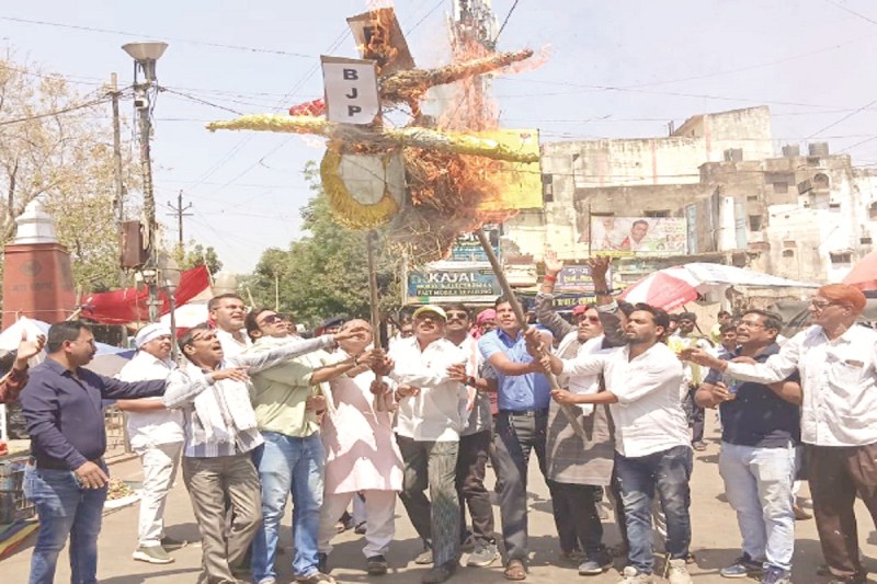 CG News: पूर्व सीएम के निवास में ईडी जांच के बाद भड़के कांग्रेसी, कहा- भाजपा के इशारे पर हो रही छानबीन