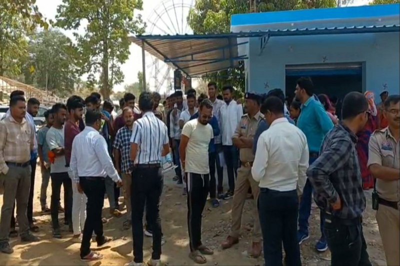 Road blocked: ऑफिसर बोले- 24 घंटे में करा देंगे सडक़ की मरम्मत, आपलोग NH पर मत करिए चक्काजाम, स्थगित