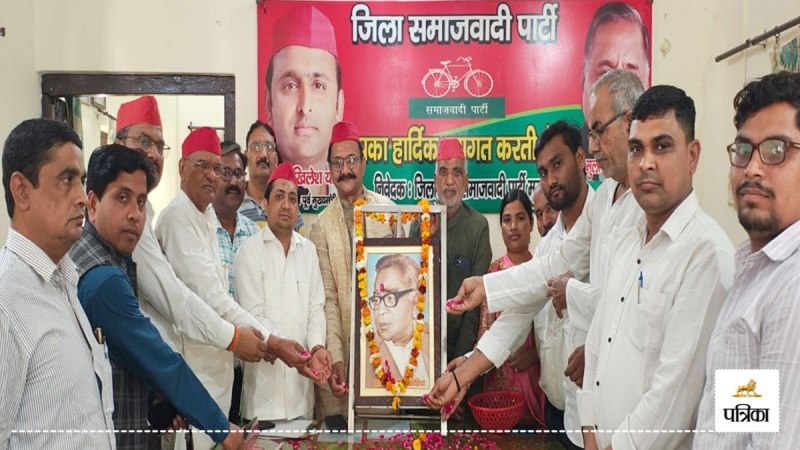 SP workers garlanded Ram Manohar Lohia on his birth anniversary