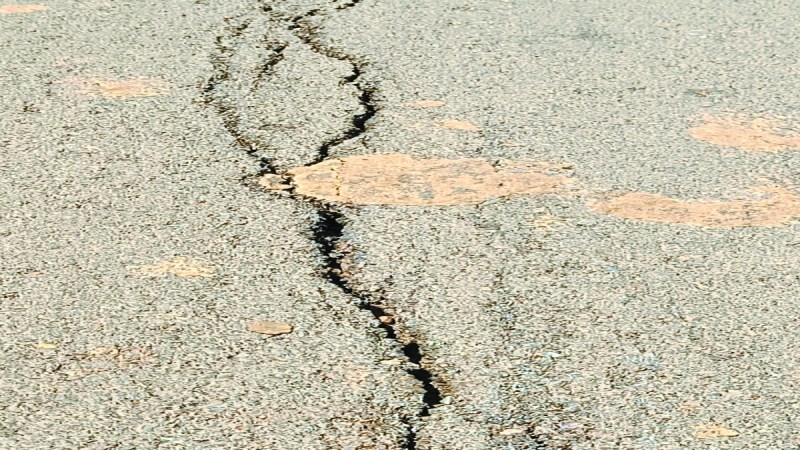 टेकापार से लोंडी तक दो साल पहले ही लगभग 7 करोड़ की लागत से लगभग 5 किमी तक सड़क का निर्माण किया गया। लेकिन यहां लोक निर्माण विभाग के जिम्मेदार अधिकारी व ठेकेदार की लापरवाही की वजह से करोड़ों की सड़क अब टूटने लगी है।