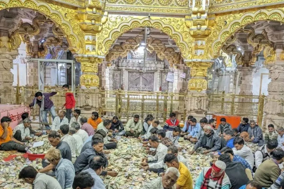 श्री सांवलिया सेठ की दान पेटी से निकले 24.44 करोड़ नकद, 350 ग्राम सोना और 67
किलो चांदी, 5 चरणों में पूरी हुई गणना