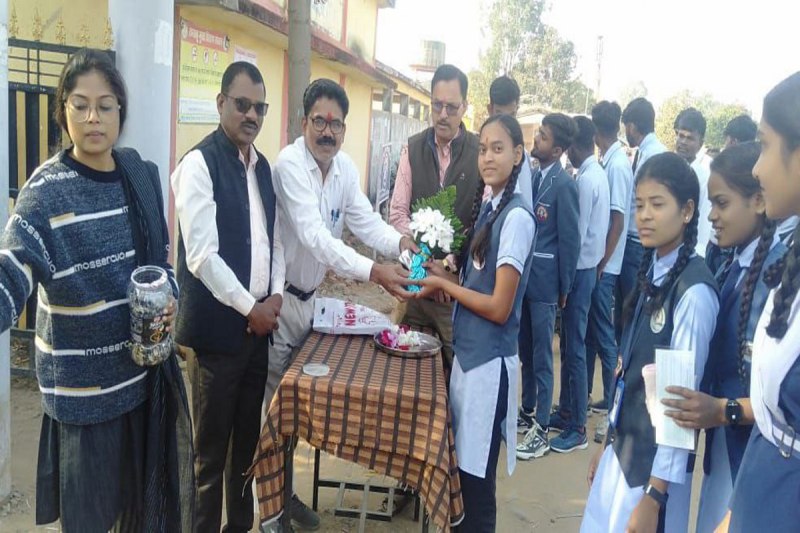 10th-12th board exam 2025: बोर्ड की परीक्षाएं शुरु: 12वीं के छात्र बोले- आसान थे सवाल, तिलक लगाकर व बुके देकर परीक्षार्थियों का स्वागत