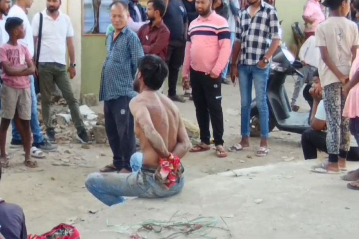 Beaten video viral: साथी के साथ स्कूटी चोरी करने पहुंचे युवक के हाथ-पैर बांधकर
लोगों ने पीटा, वीडियो वायरल