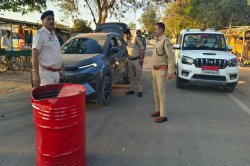 Fine on policemen: बिना हेलमेट बाइक चलाते पकड़े गए 3 पुलिसकर्मी, ट्रैफिक पुलिस
ने लगाया जुर्माना - image