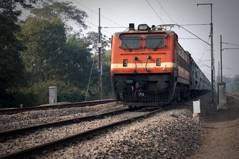 अप्रैल-मई में वंदे भारत समेत 50 ट्रेनें रद्द