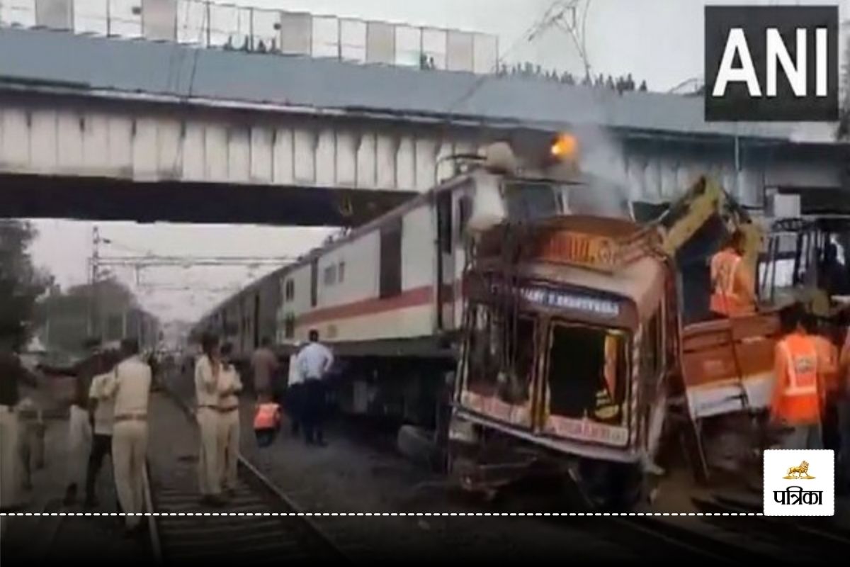 गेहूं से लदे ट्रक से टकराई ट्रेन