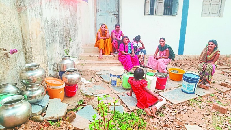 बालोद जिले का तापमान 39 डिग्री पहुंच गया है। शहर के कुंदरूपारा व जुर्री पारा में पानी की समस्या है। वार्ड 15 कुंदरूपारा के कई लोग नगर पालिका को जल कर देते हैं, अब संकट के समय निजी बोर से 30 रुपए प्रति महीने में पानी खरीदकर व्यवस्था कर रहे हैं।